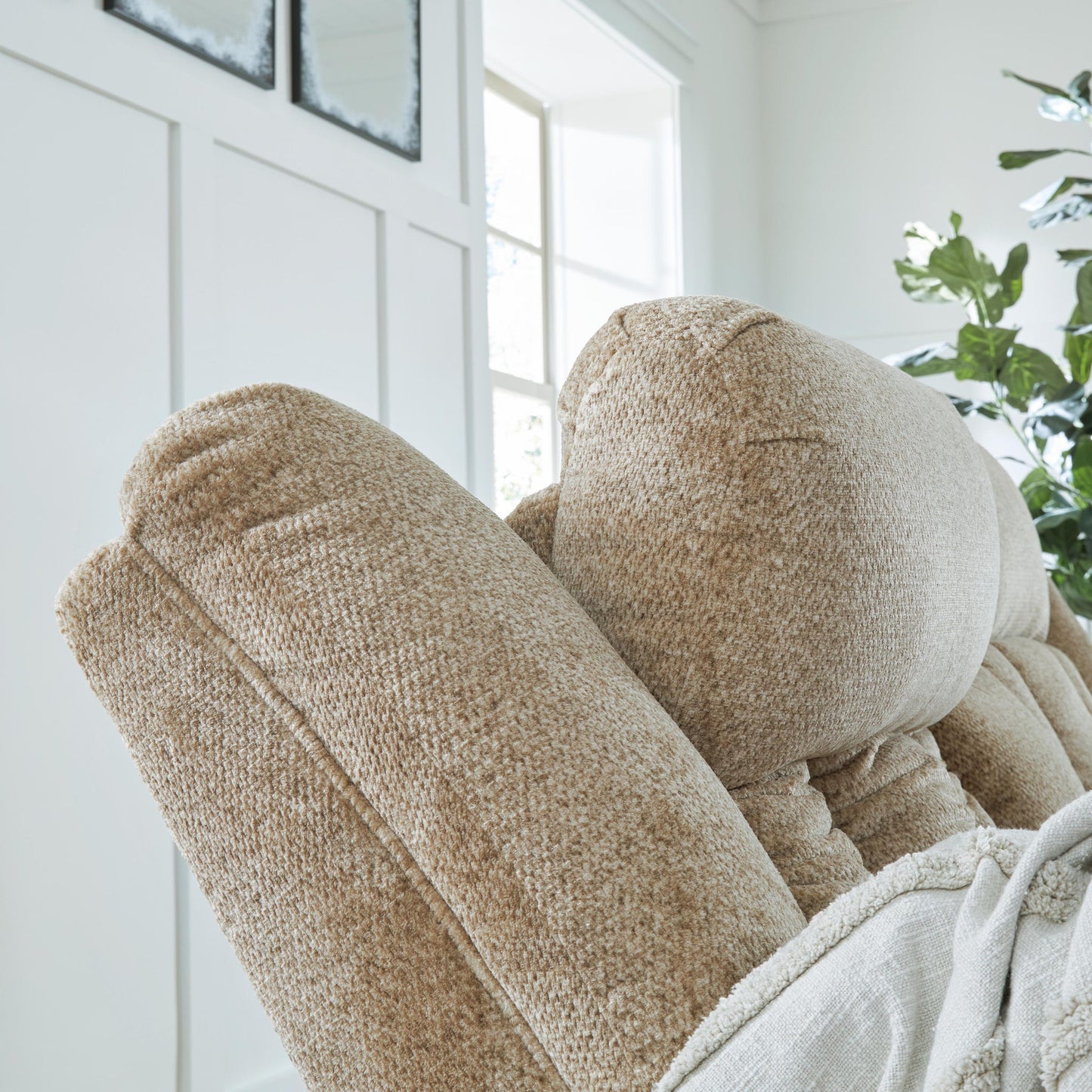 Tip-Off PWR REC Sofa with ADJ Headrest